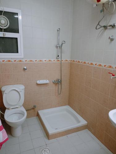 マスカットにあるGhubrah Mohammad dormitoryのトイレ、シャワー、洗面台を備えたバスルーム