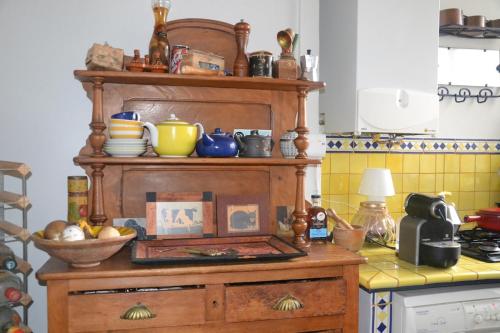 - une cuisine avec comptoir et vaisselle dans l'établissement Appartement village Jourdain, à Paris