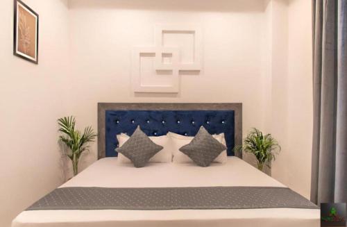 Postel nebo postele na pokoji v ubytování The Charvi Retreat I Conference I Vacations I MICE I Family Events I Open Air Terrace I Sky Bonfire I Wooden Rooms With Pvt Balconies I by Exotic Stays