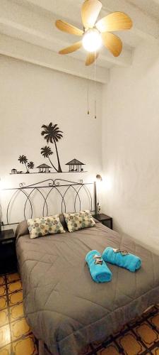 a bedroom with a bed with two towels on it at Apartamento vinamar in Vinarós
