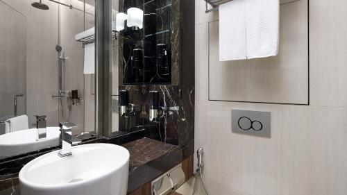 a bathroom with a white sink and a mirror at Holiday Inn Express Singapore Clarke Quay by IHG in Singapore