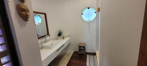 une salle de bain avec un lavabo et un miroir dans l'établissement Casa em Maresias com vista pro mar, à São Sebastião