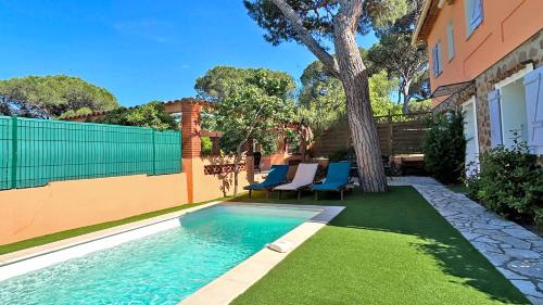 une piscine dans l'arrière-cour d'une maison dans l'établissement Semaphore 24, à Sainte-Maxime