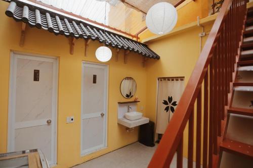 フエにあるTôn Homestayの階段のある部屋のバスルーム(トイレ付)