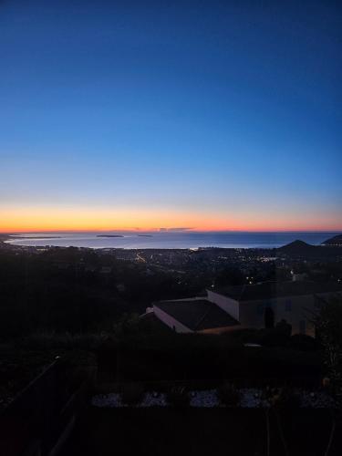 - une vue sur l'océan au coucher du soleil dans l'établissement Modern apartment with sea view, à Mandelieu-la-Napoule