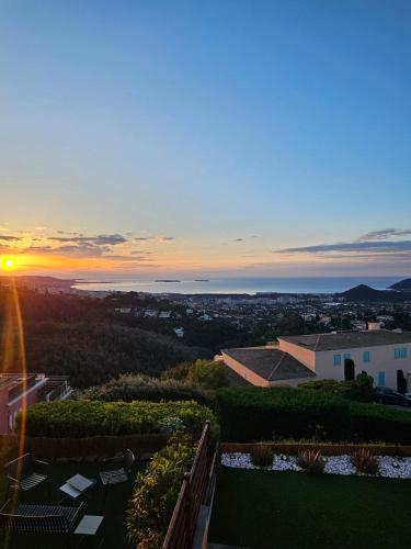 - une vue sur le coucher de soleil depuis le toit d'une maison dans l'établissement Modern apartment with sea view, à Mandelieu-la-Napoule