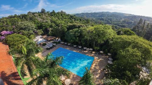 an aerial view of a pool in the middle of a forest at Eldorado Atibaia Eco Resort in Atibaia
