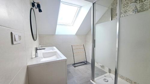 a bathroom with a sink and a shower at Maison tout confort proche Azay-le-Rideau 8 p in Azay-le-Rideau