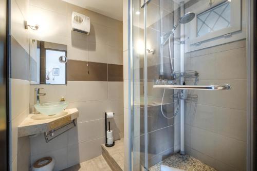une salle de bain avec douche et lavabo dans l'établissement Duplex 2 chambres Golden Sun, à Théoule-sur-Mer