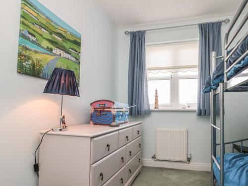 ein Schlafzimmer mit einer Kommode und einem Etagenbett in der Unterkunft Bray Nook, 7 Craikewells in Bridlington