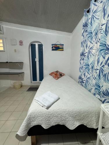 a bedroom with a bed with a blue and white wall at Helena's Place in San Andrés