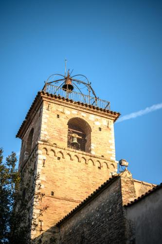 un grand tour de briques avec une cloche towerigunigunigunigunigunigunigunigun dans l'établissement Charme & Authenticité au cœur de la vieille ville, à Saint-Laurent-du-Var