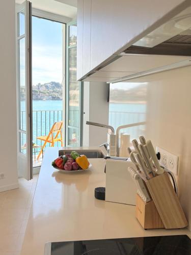 une cuisine avec un bol de fruits sur un comptoir dans l'établissement NEPTUNE AP4453 By Riviera Holiday Homes, à Villefranche-sur-Mer