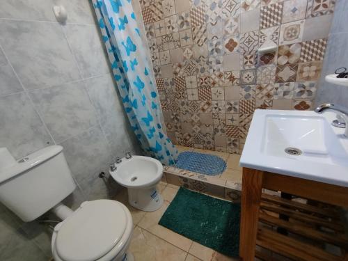 Ένα μπάνιο στο POSADA RAMALLO CITY