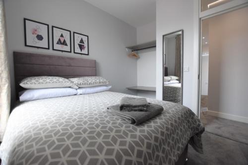 a bedroom with a large bed and a mirror at Central, Contractor&family Friendly, Smarttv in Sunderland