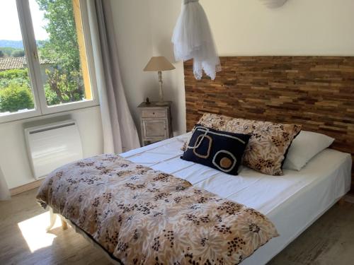 un lit avec deux oreillers dessus dans une chambre dans l'établissement La Sokina, à Grimaud