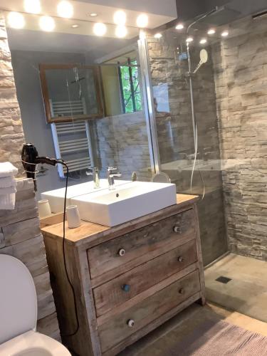une salle de bain avec un lavabo blanc et une douche dans l'établissement La Sokina, à Grimaud