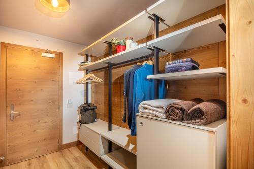 un vestidor con paredes y estanterías de madera en Hotel Nigritella, en Selva di Cadore