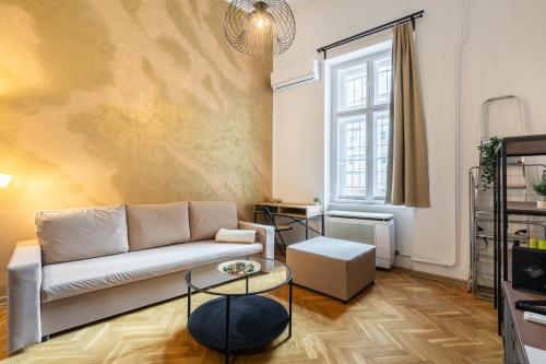 Elizabeth Gold Apartment