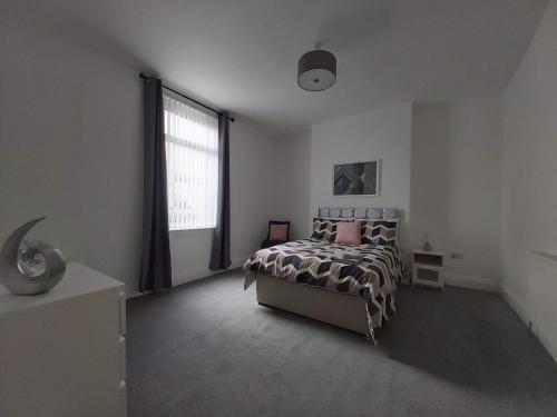 Postel nebo postele na pokoji v ubytování Dwell Living Sleeps 4 with free parking