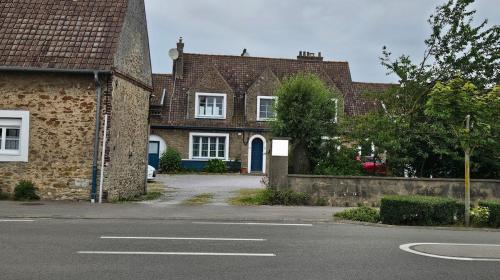 an empty street in front of a brick house at Le Bleu d 'Audinghen in Audinghen