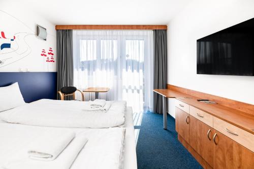 TV a/nebo společenská místnost v ubytování ibis Styles Relax Roznov pod Radhostem