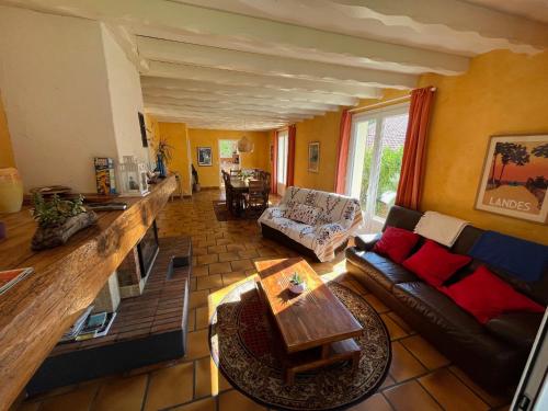 un salon avec un canapé et une table dans l'établissement Villa Valhalla - 400m from beach, sauna and big heated pool, à Labenne