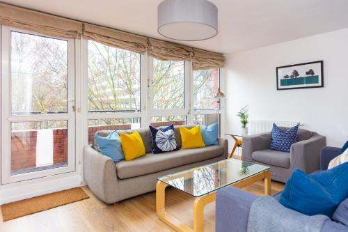 a living room with two couches and a table at Spacious Central 3 Bedroom Apartment in Old Street in London
