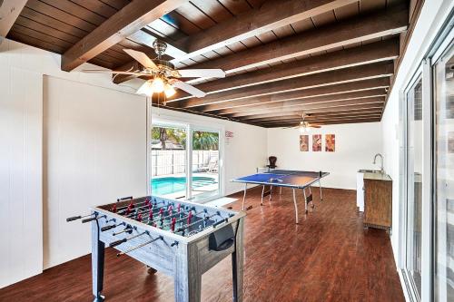 eine Tischtennisplatte in einem Zimmer mit einer Tischtennisplatte in der Unterkunft Luxury Villa with Heated Pool close to Beach in Hollywood