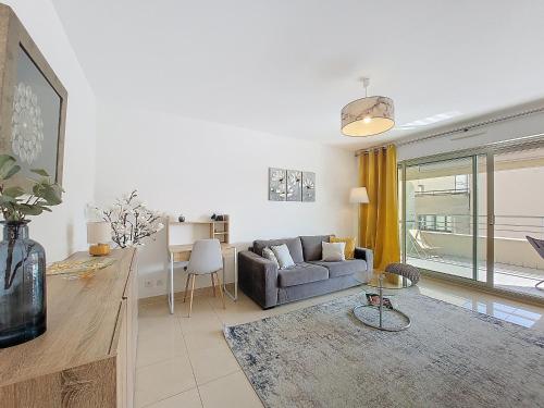 un salon avec un canapé et une table dans l'établissement Nestor&Jeeves - LE BACCARA - Terrace - Central, à Nice