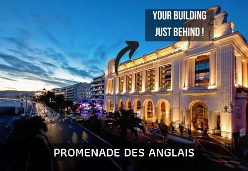 un bâtiment avec une statue de dauphin sur son côté dans l'établissement Nestor&Jeeves - LE BACCARA - Terrace - Central, à Nice