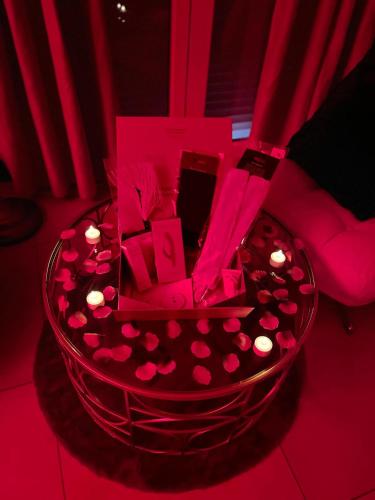 une chambre rouge avec un panier rempli de cœur dans l'établissement bulles de plaisir, à Saint-Maurice-lʼExil