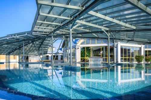Bazén v ubytování Park Inn by Radisson Sarvar Resort & Spa - All Inclusive nebo v jeho okolí