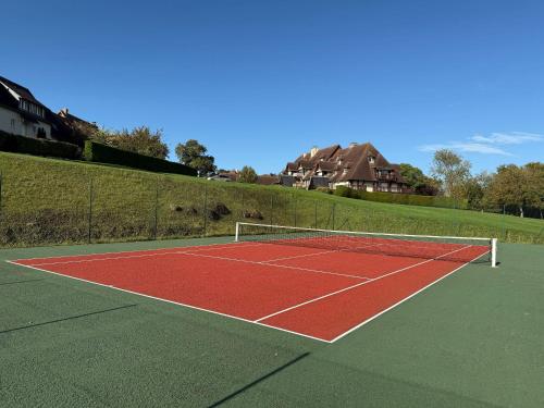 un filet de tennis sur un court de tennis dans l'établissement Résidence Le Royal Panorama - Deauville, à Deauville
