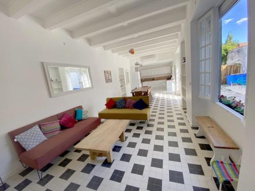 un salon avec deux canapés et une table dans l'établissement Location maison l'embellie, à La Tremblade