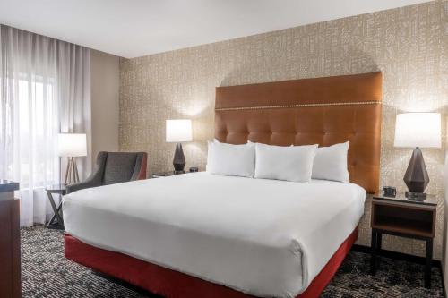 Postel nebo postele na pokoji v ubytování Drury Plaza Hotel College Station