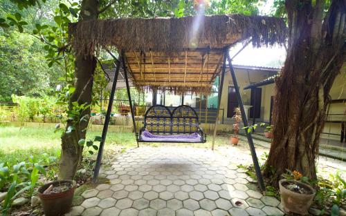 Chitwan Gaida Lodge - Animal Lovers & Birdwatchers Paradiseにある庭