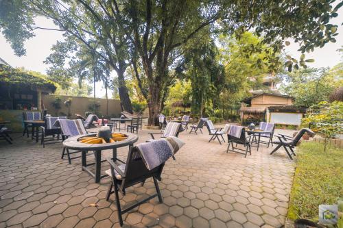 Chitwan Gaida Lodge - Animal Lovers & Birdwatchers Paradiseにある庭