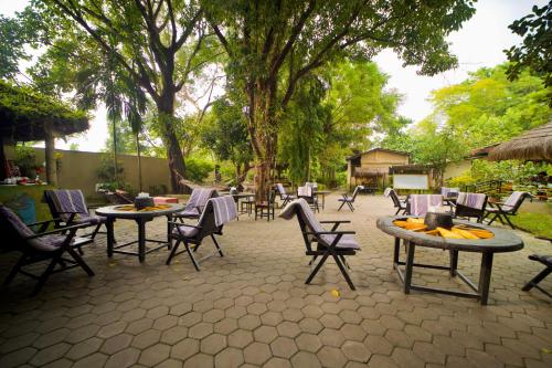 Chitwan Gaida Lodge - Animal Lovers & Birdwatchers Paradiseにある庭