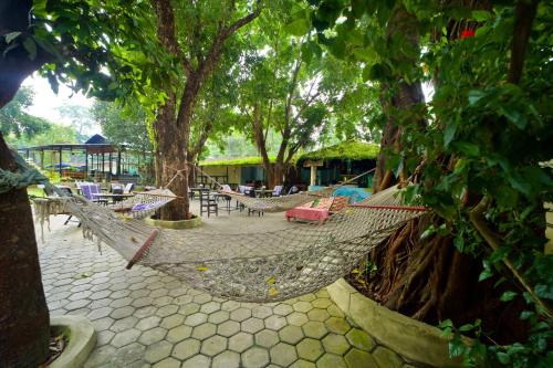 Chitwan Gaida Lodge - Animal Lovers & Birdwatchers Paradiseにある庭