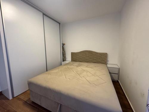 Un pat sau paturi într-o cameră la Apartment Alex