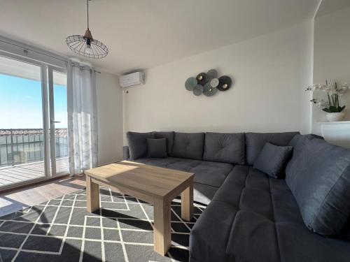 salon z kanapą i stołem w obiekcie Apartment Alex w Dobrej Vodzie