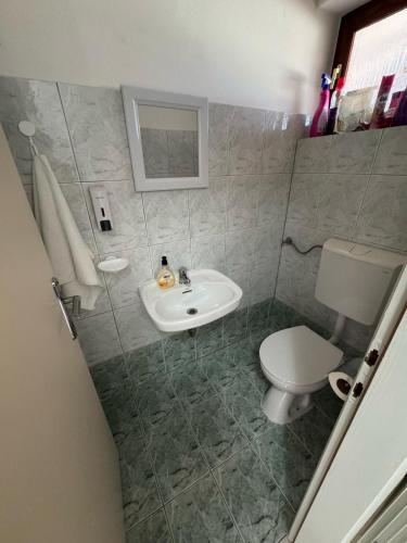 Bilik mandi di Apartment Davorka
