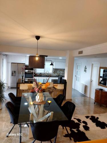 Dapur atau dapur kecil di Luxury Villa with Pool & Garden