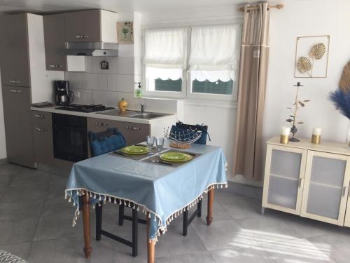 une cuisine avec une table et un chiffon bleu dans l'établissement L'abri côtier du Pic Saint Loup dans l Hérault, à Prades-le-Lez