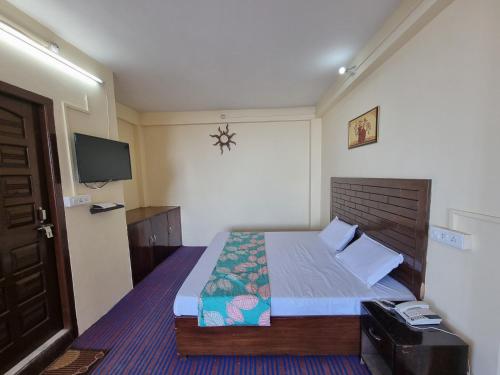 a bedroom with a bed and a television in it at SmartValley View Dalhousie-Nature`s Heaven in Dalhousie