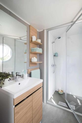 une salle de bain avec un lavabo et une douche dans l'établissement Camping 3 étoiles - Piscine - eehghh, à Ploemeur
