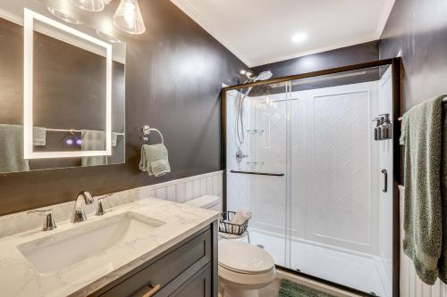 un bagno con doccia, lavandino e WC di 4 Mi to Liberty U Huge Home with Yard and Hot Tub a Lynchburg
