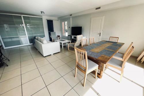 Spacious house with large garden and swimmingpool