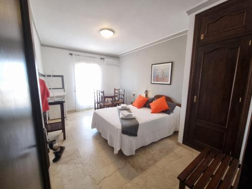 A bed or beds in a room at Victoria Hotel